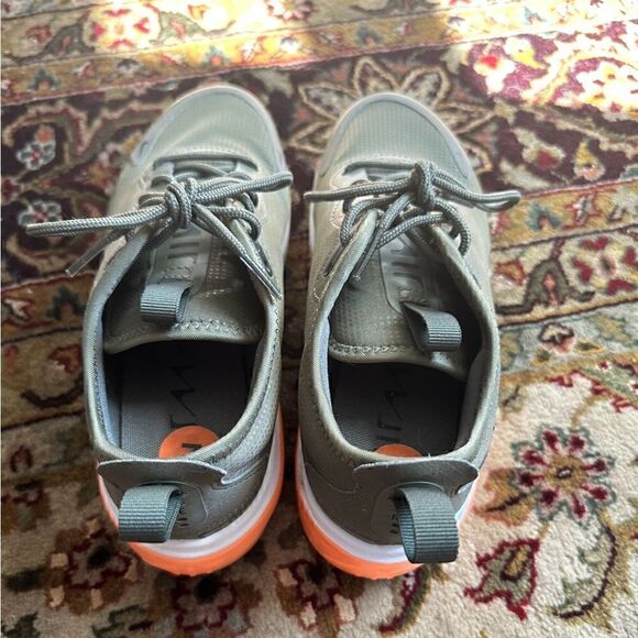 Army Green Nike‎ Sneakers - Picture 3 of 8